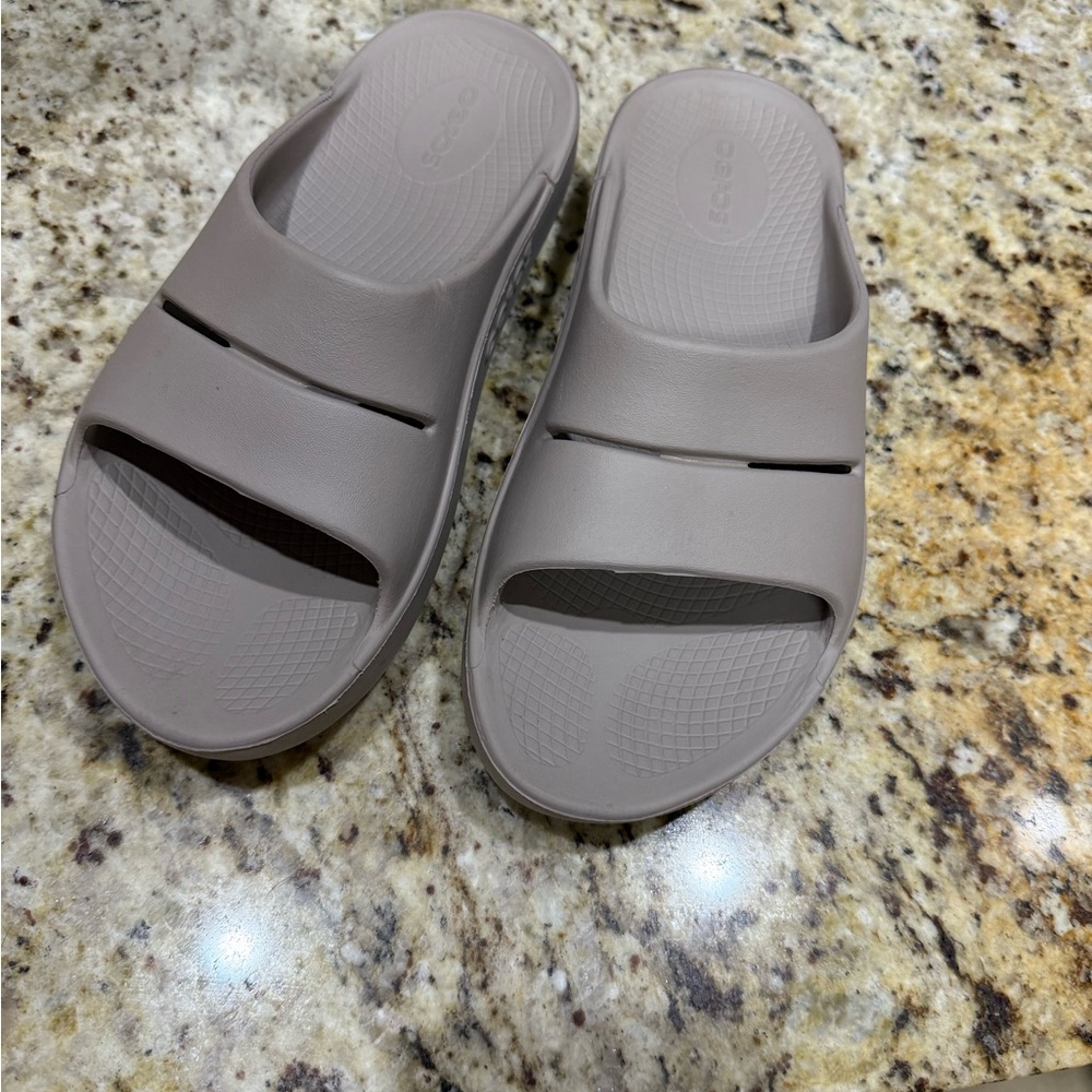 OOFOS Women's Sandals in Light Gray - Picture 7 of 7